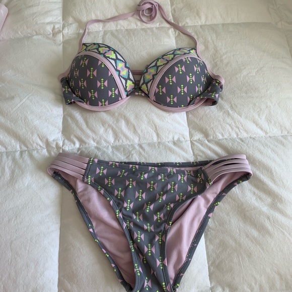 Bikini - Picture 1 of 1